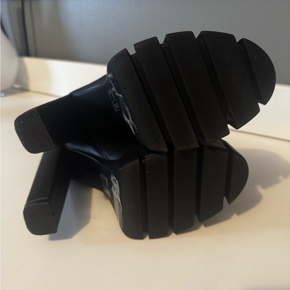 Forever 21 Women's Black Platform Boots Size 7.5 - Picture 3 of 6